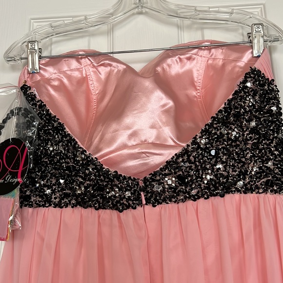 Gorgeous evening gown! New never worn. - Picture 3 of 5